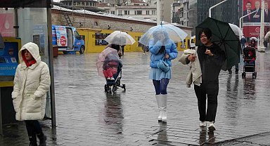 Taksim'de etkili olan sağanak yağış vatandaşlara zor anlar yaşattı