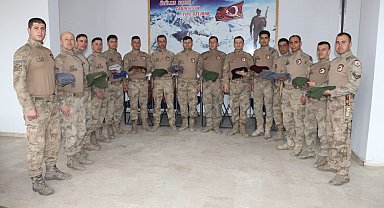 Tamam Teyze'den jandarmaya yün atkı jesti