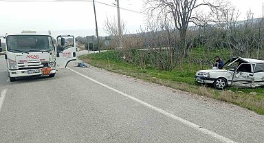 Tankerle çarpışan otomobil sürücüsü yola fırladı