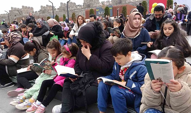 Tarihi kalede 7'den 70'e kitap okudular