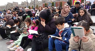 Tarihi kalede 7'den 70'e kitap okudular