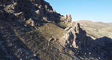 Tarihi Palu ilçesinde gezen dağ keçileri dron ile görüntülendi