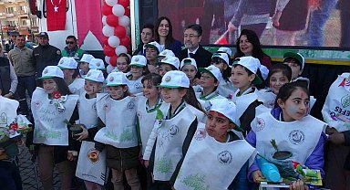 Tarım ve Orman Bakanı Yumaklı Çanakkale'de çocuklarla birlikte fidan dağıttı