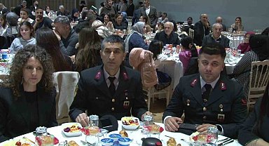 TBMM Milli Savunma Komisyonu Başkanı Hulisi Akar, Eyüpsultan'da şehit aileleri ve gazilerle iftar yaptı