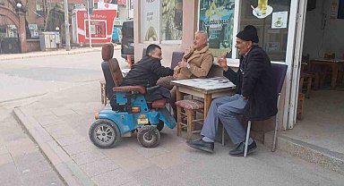 Tekerlekli sandalyesiyle kapı kapı gezip oy istiyor