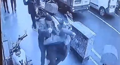 Tekirdağ'da korku dolu anlar, sokak ortasında husumetlisinin kafasına taşla vurdu