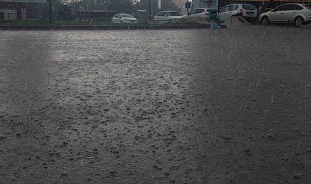 Tekirdağ'da şiddetli yağış: Doluyla karışık yağmur sokakları suyla kapladı