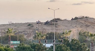 Tel örgüyle çevrili koruma altındaki sit alanında Off-Road yapıp kum zambaklarına zarar veriyorlar