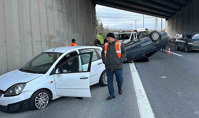 TEM Otoyolu'nda iki otomobile çarpan araç takla attı