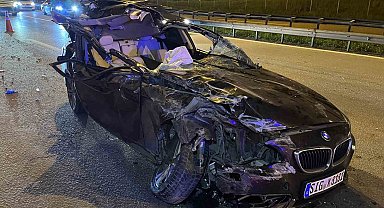 TEM'de tıra çarpan otomobilin tavanı koptu: 1 ölü, 2 yaralı