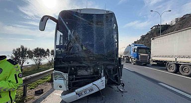 TEM'de yolcu otobüsü, tır ve hafif ticari araç çarpıştı : 1'i ağır 9 yaralı