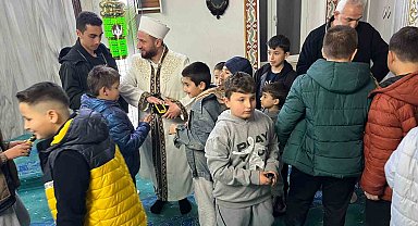 Teravih namazına giden çocuklara çikolata dağıtıldı