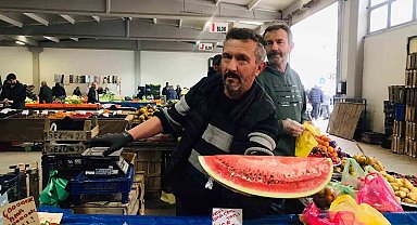 Tezgahta yerini alan yılın ilk karpuzu, dilimle satışa sunuldu