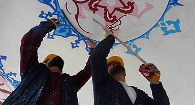 Tıbbiye Camii'nin duvarlarına Osmanlı ve Rûmî motifleri işleniyor