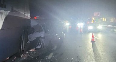 Ticari araç seçim otobüsüne ok gibi saplandı: 1 ölü
