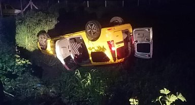 Ticari araç yoldan çıkıp devrildi: 5 yaralı