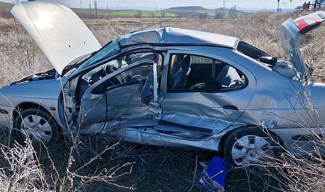 Ticari araçla çarpışan otomobil tarlaya uçtu: 1 ağır 2 yaralı