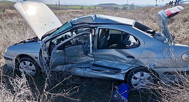 Ticari araçla çarpışan otomobil tarlaya uçtu: 1 ağır 2 yaralı