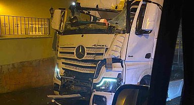 Tır elektrik direğine çarptı