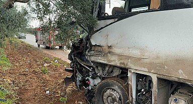 Tır ile servis minibüsü çarpıştı: 5 yaralı