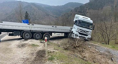 Tır şarampole yuvarlanmaktan son anda kurtuldu