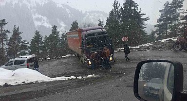 Tır virajı alamadı, yol ulaşıma kapandı