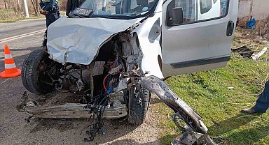 Tıra çarpan hafif ticari aracın sürücüsü ağır yaralandı