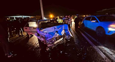 Tıra yandan çarpan otomobildeki 2 kişi yaralandı