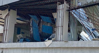 Tırın çarptığı otelin demir gölgeliği çöktü, 2 otomobil zarar gördü
