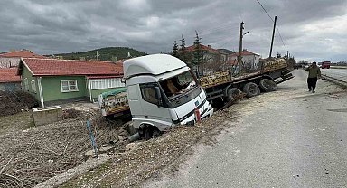 Tırın çarptığı traktörün 2 tekerleği koptu