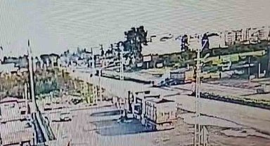 Tırla çarpışan motosikletteki 2 kişinin uçtuğu anlar kamerada