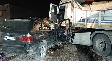 Tırla çarpışan otomobilde 3'ü polis memuru 4 kişi yaralandı