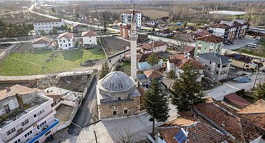 Tokat'ta yıllara meydan okuyan cami vandallara direnemedi