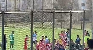 Tokatta cezalı antrenör tel örgüleri aşarak sahaya indi