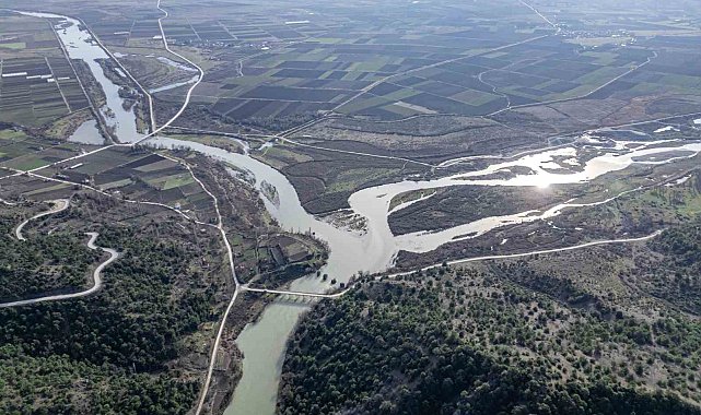 Tozanlı ve Kelkit Çaylarının kucaklaşmasıyla oluşan Yeşilırmak, görsel şölen oluşturuyor