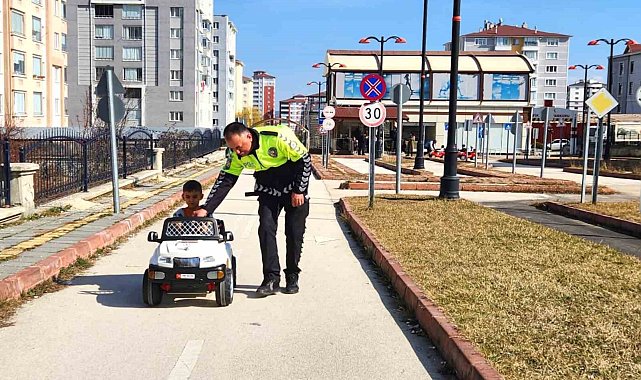 Trafik ekiplerinden çocuklara uygulalı eğitim