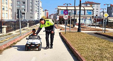 Trafik ekiplerinden çocuklara uygulalı eğitim