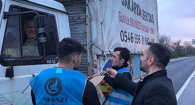 Trafikte kalan sürücülere iftariyelik dağıttılar