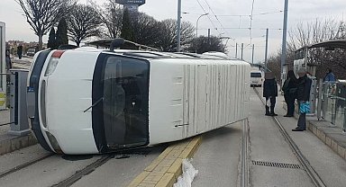Tramvay yolundan giderken devrilen minibüs seferleri aksattı