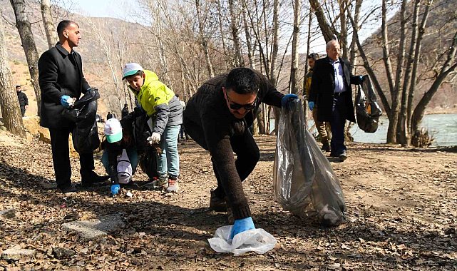 Tunceli'de yüzlerce kişi Munzur Vadisi Milli Parkı'nı temizledi