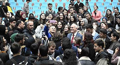 Türkiye'nin ilk astronotu Gezeravcı Uşak'ta gençlerle buluştu