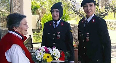 Türkiye'nin ilk kadın subayına Kadınlar Günü ziyareti