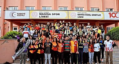 Tuttukları takımların formalarıyla okula geldiler