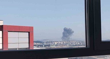 Tuzla'da Kocaeli sınırında bulunan bir fabrikada yangın çıktı. Olay yerine çok sayıda itfaiye ekibi sevk edildi.