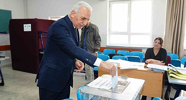 Ümraniye Belediye Başkanı İsmet Yıldırım, oyunu kullandı