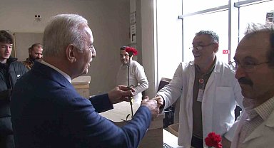 Ümraniye Belediye Başkanı Yıldırım sağlık çalışanlarının Tıp Bayramı'nı kutladı