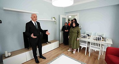 Ümraniye'de Başkan Yıldırım kentsel dönüşüm alanında örnek daireleri hak sahiplerine tanıttı