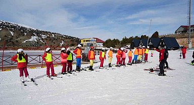 Üniversite öğrencileri ilk kayak heyecanını Ergan Dağı'nda yaşadılar