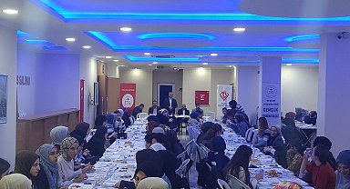 Üniversiteli gençler iftarda buluştu