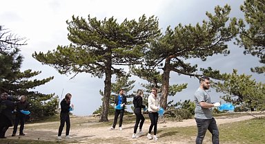 Üniversiteli öğrenciler Spil'de çevre temizliği yaptı